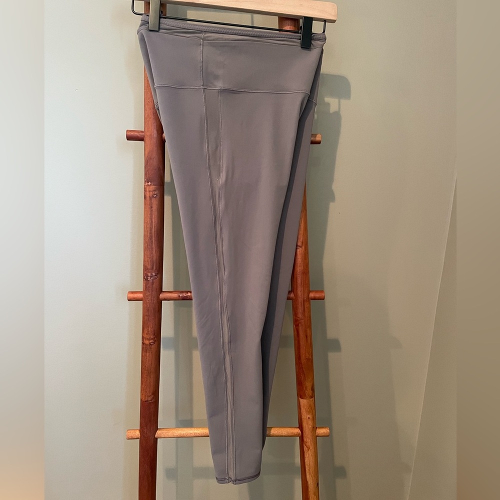 Vuori Hot Mesh Leggings in Smoke Grey, Medium